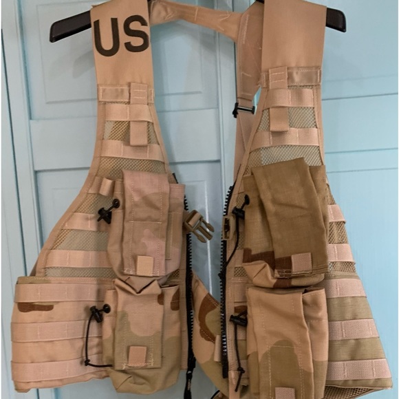 FLC Tactical Vest with canteen and pouch also 4 pouch’s. - Picture 1 of 8